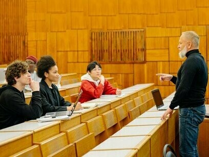 Urgem, como nunca, a presença de ‘adultos na sala’, de ideias claras, firmes, mas porosos à cultura da negociação, tendo como substância e finalidade do diálogo a noção de que o todo é mais importante que a soma das partes e o bem comum superior ao bem individual