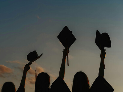 Formatura. Todos os estudantes com seus trajes acadêmicos — uma longa capa preta, camisa social, gravata, calça para os homens e saia para as mulheres ou popularmente capa e batina