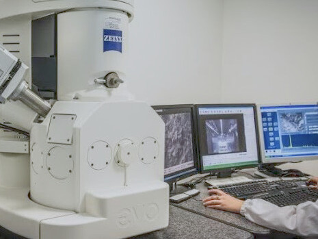 Microscopio crioelettronico: Un team di ricercatori grazie alla cosiddetta microscopia crioelettronica ha sviluppato nanotubi di carbonio di una qualità sufficiente a ottenere caratteristiche di superconduttori a temperatura ambiente