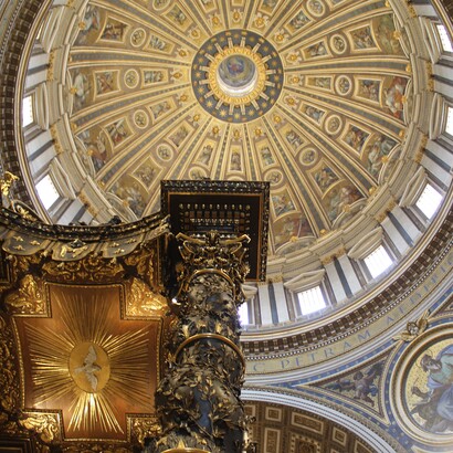 Il baldacchino del Basilica di San Pietro si innalza come segno visibile della continuità tra cielo e terra, richiamando la presenza ordinante di Cristo nella comunione della Chiesa. Basilica di San Pietro, Città del Vaticano