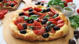 La pizza napoletana è un’icona gastronomica che ha conquistato il mondo con la sua semplicità e il suo gusto inconfondibile. La forza della pizza napoletana risiede negli ingredienti semplici ma di qualità