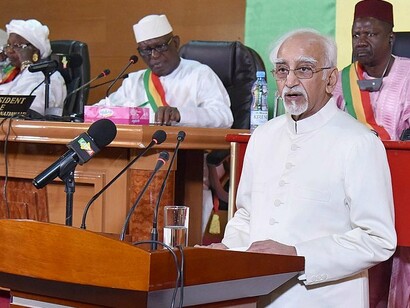Le vice-président, M. Hamid Ansari, s'adressant à l'Assemblée nationale du Mali, à Bamako, au Mali, le 30 septembre 2016. Le président de l'Assemblée nationale du Mali, M. Issaka Sidibé, est également présent