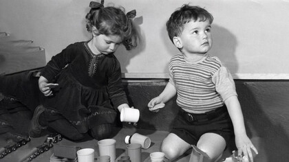 Dos niños jugando con juguetes (1958). La generación de los Baby Boomers está conformada por las personas nacidas entre 1946 y 1964