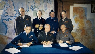 Riunione dello Supreme Headquarters Allied Expeditionary Force (SHAEF), 1º febbraio 1944. Nella fila anteriore da sinistra: Air Chief Marshal Arthur Tedder; generale Dwight Eisenhower; generale Bernard Montgomery. Nella fila posteriore da sinistra: tenente generale Omar Bradley; ammiraglio Bertram Ramsay; Air Chief Marshal Trafford Leigh-Mallory; tenente generale Walter Bedell Smith.