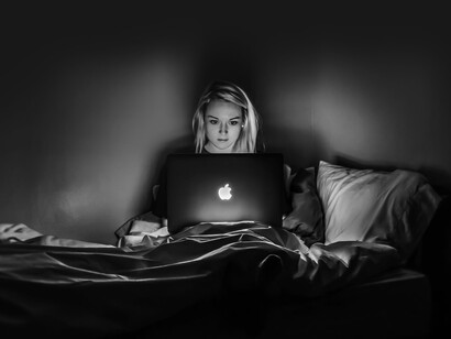 Mujer revisando sus redes virtuales en la cama. Un estudio realizado en España por la mutua Asepeyo muestra que el 15% de las bajas laborales son por trastornos mentales debidos a la hiperconexión digital