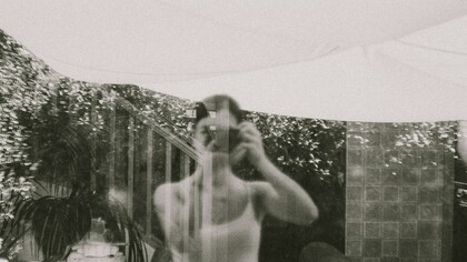 Sem baixar a guarda depois do absurdo, os limites existem para darmos o passo em frente. Dei por mim a caminhar dentro de uma frase limpa, sem vírgulas, sem ornamentos, e eu que só queria ser simples, fácil e pouco, alheio aos escombros da inquietação enquanto o inverno se fez ao convite e a chuva se reduziu à lembrança do perfume da terra molhada, queria voar para lá da tua voz sem passado, ousadia imensa. No meio, o abismo e a queda, uma dor irregular, traço primeiro de uma vida a rasgar caminho. Foi curta, a nossa memória, o tempo de um beijo em suave contraluz e saliva debaixo de uma chuva que engole a cidade, com a voracidade de animal esfomeado, encostado a ombros estranhos, sempre a dizer adeus