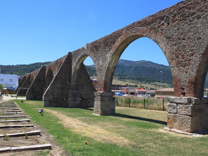El paulatino crecimiento de la ciudad hizo necesaria la creación de fuentes públicas, el acueducto las abastecía con el agua del río de la Miel. Acueducto de El Cobre de la localidad andaluza de Algeciras, España