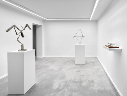 George Rickey, Ordered movement, exhibition view. Courtesy of Maruani Mercier