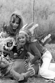 Laura Efrikian con i figli e Gianni Morandi all'epoca del loro matrimonio