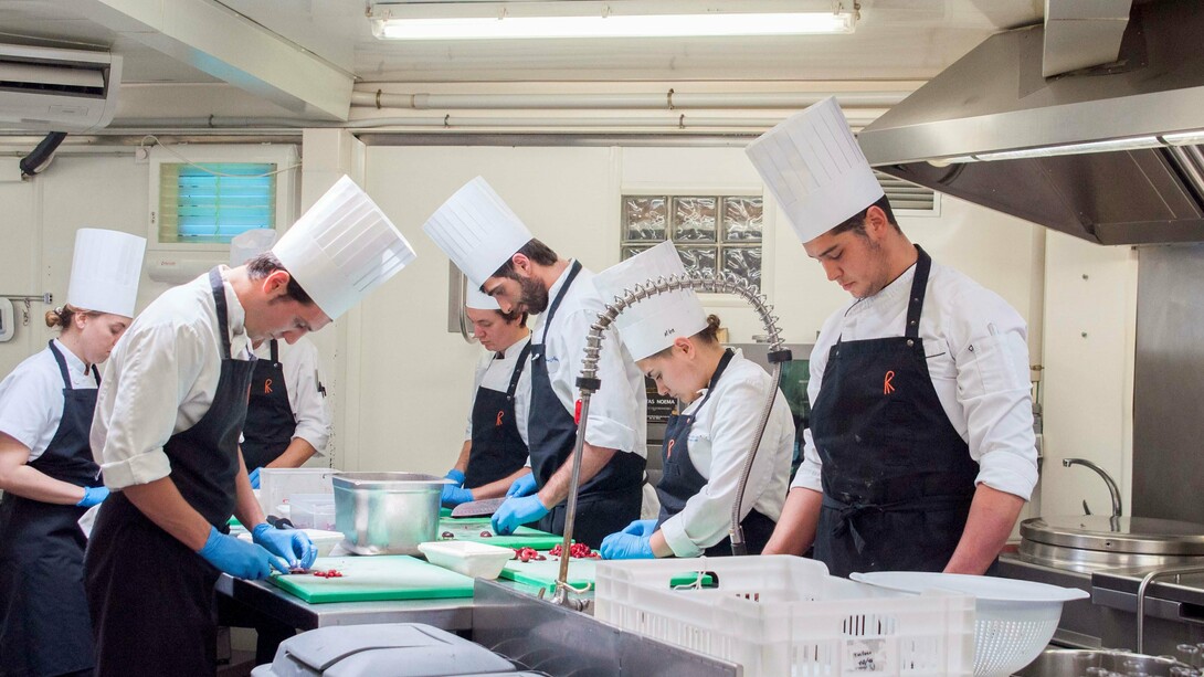Cocineros del Celler durante el servicio de comidas. Foto: Thalía Olszewski Ibáñez