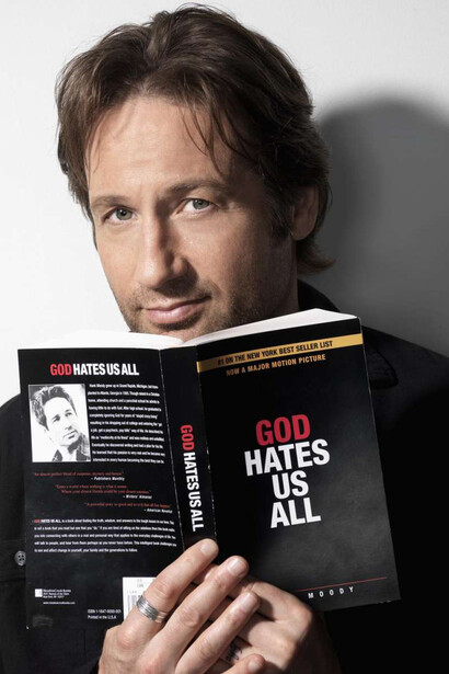 Hank Moody leyendo un ejemplar de "God hates us all"