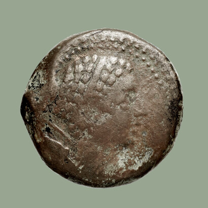 Moneta in bronzo ritrovata durante gli scavi archeologici nell'antico sito di Gortina, Creta, Grecia. Attualmente conservata presso la Bibliothèque nationale de France, Francia