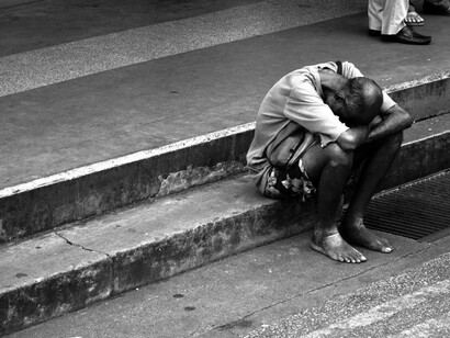 La aporofobia consiste en un sentimiento de miedo y en una actitud de rechazo al pobre