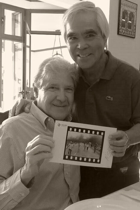 Luko Hilje y Nick Ut, sosteniendo la foto autografiada. Cortesía: Mauricio Ortiz