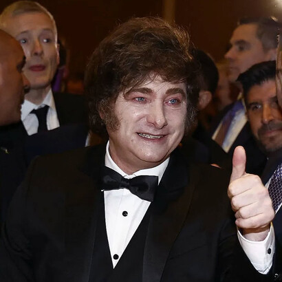 Desde que asumió la presidencia, Milei no ha dejado de recibir premios de dudosa procedencia, cargados de pomposidad y vacíos de sustancia