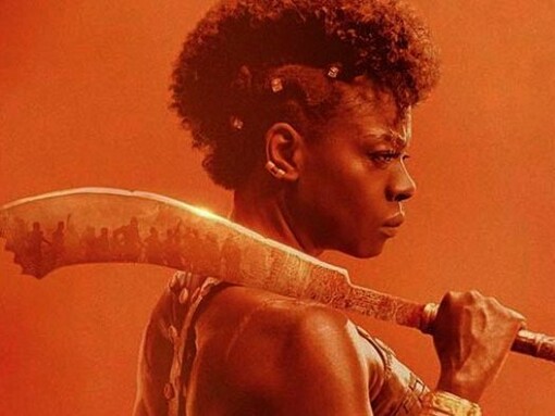 Viola Davis em  A mulher rei, de 2022. O uso inconsciente do anacronismo também pode gerar simplificações perigosas. Um exemplo ocorre quando se representa personagens históricos como heróis modernos, aplicando a eles uma moralidade atual que não corresponde ao espírito da época. Em muitos filmes sobre a Antiguidade ou a Idade Média, reis e generais são retratados como defensores da liberdade individual, dos direitos humanos ou da igualdade social, valores que sequer existiam como conceito organizado nesses períodos. Além disso, temos também personagens femininas sendo retratadas como emponderadas e com discursos progressistas que até meados do começo do século XX basicamente eram inexistentes e se existiam antes, eram de forma bem mais contida

