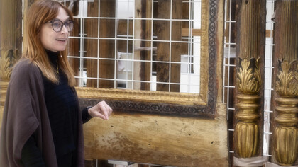 Michela Cardinali. Momento di discussione durante il restauro di una cornice monumentale