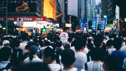 Multitud de personas en las calles de Wan Chai en Hong Kong, China