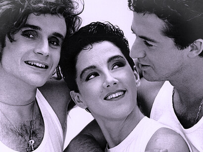 Mecano realizó un pop que evolucionó desde una sonoridad puramente «tecno», durante su primera etapa (entre 1981 y 1985), hasta el eclecticismo de la que es considerada como segunda época artística (entre 1986 y 1992)