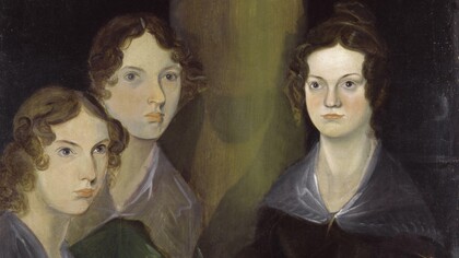 Anne, Emily y Charlotte Brontë retratadas en 1834 por su hermano Patrick, quien se había incluido originalmente en el cuadro para luego borrar su figura, dejando esa huella fantasmagórica visible entre Emily y Charlotte