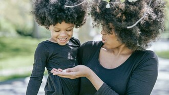 Mãe conversa com filha pequena. Os pais são grandes contribuidores da construção das memórias dos filhos. São eles que narram as primeiras estórias e curiosidades para os pequenos, por meio das conversas