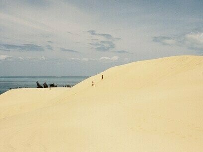Dunas em Bazaruto, Moçambique - fotografia de David Rodrigues. Lá de baixo, a vegetação cobria qualquer hipótese de avistar o embondeiro. Justino era sabido daqueles caminhos e sabia como reencontrá-lo