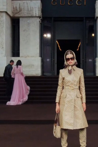 GUCCI Spring/Summer 2026: A Bold Transformation by Demna Gvasalia. On September 23, 2025, Demna Gvasalia revolutionized Milan Fashion Week with the Gucci Spring/Summer 2026 show, marking not just a runway presentation but a true stylistic transformation for the brand