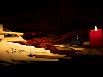 Para quem já leu os livros ou assistiu aos filmes, fica fácil identificar todas essas etapas. Dito tudo isso, volto a dizer que entendo toda a admiração em torno da vida e obra de J. R. R. Tolkien, mas eu mesma nunca tinha lido nem assistido nada e confesso que nunca tinha me interessado, pois, como mencionei no início, não é o gênero que me atrai

 

