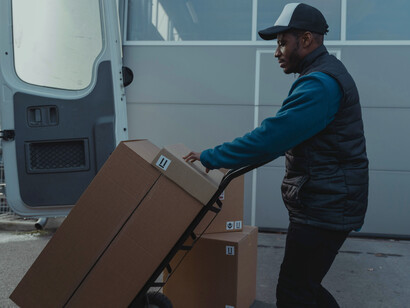 Implementar sistemas de gestión de inventarios automatizados permite optimizar la distribución, reducir desperdicios y mejorar el control sobre los productos en stock