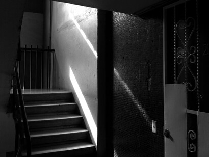 Era gracioso, pensó, nada más poner la llave en la cerradura de la puerta de la portería le subía desde lo más profundo de sus entrañas hasta la cara un desprecio y malhumor tan apabullantes que a veces temía hacer una locura