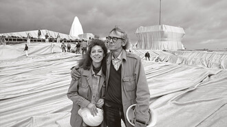 Christo y Jeanne Claude en una de sus instalaciones más célebres: la «envoltura» del Reichstag en 1995