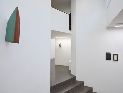 Aron Demetz, Short stories, exhibition view. Courtesy of Galleria Anna Marra