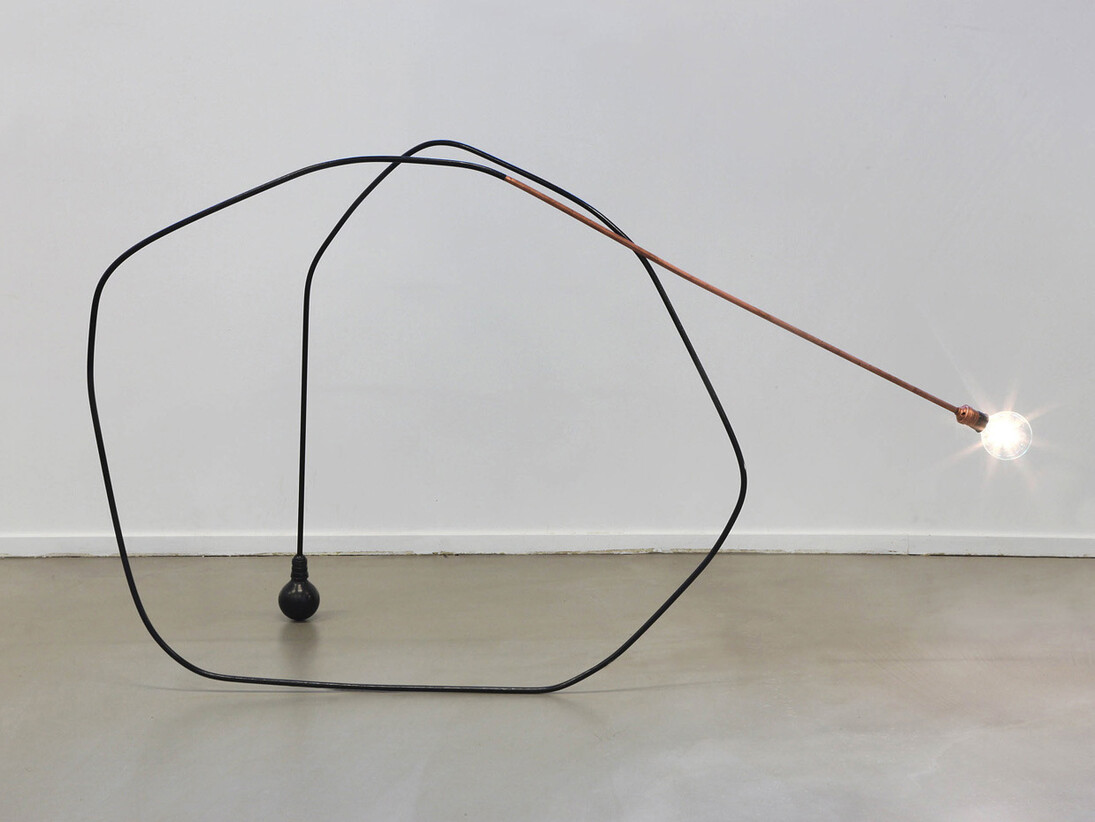 Tatiana Trouvé, I tempi doppi, 2013, Metallo, piatto di rame, vernice, bronzo e lampadina, 107 x 182 x 70 cm, -1, Collezione Giancarlo e Danna Olgiati, Lugano

