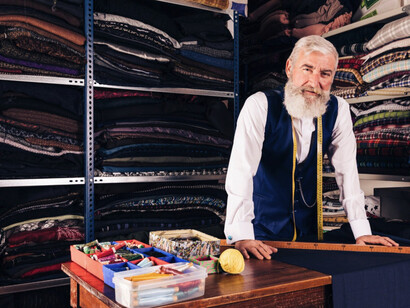 Intentaba explicar a unos inversores neerlandeses la diferencia moral entre una mercería auténtica y una simple tienda de objetos textiles cuando una montaña inestable de cajas cedió lentamente “como cae una civilización”