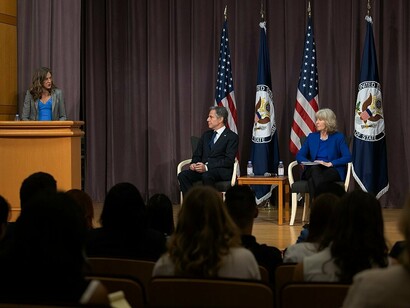 Dipartimento di Stato degli Stati Uniti d'America, Washington. Il Segretario di Stato Anthony J. Blinken e l'Assistente Segretario Maggie Nardi ad un Open Forum sul Fentanyl, luglio 2023