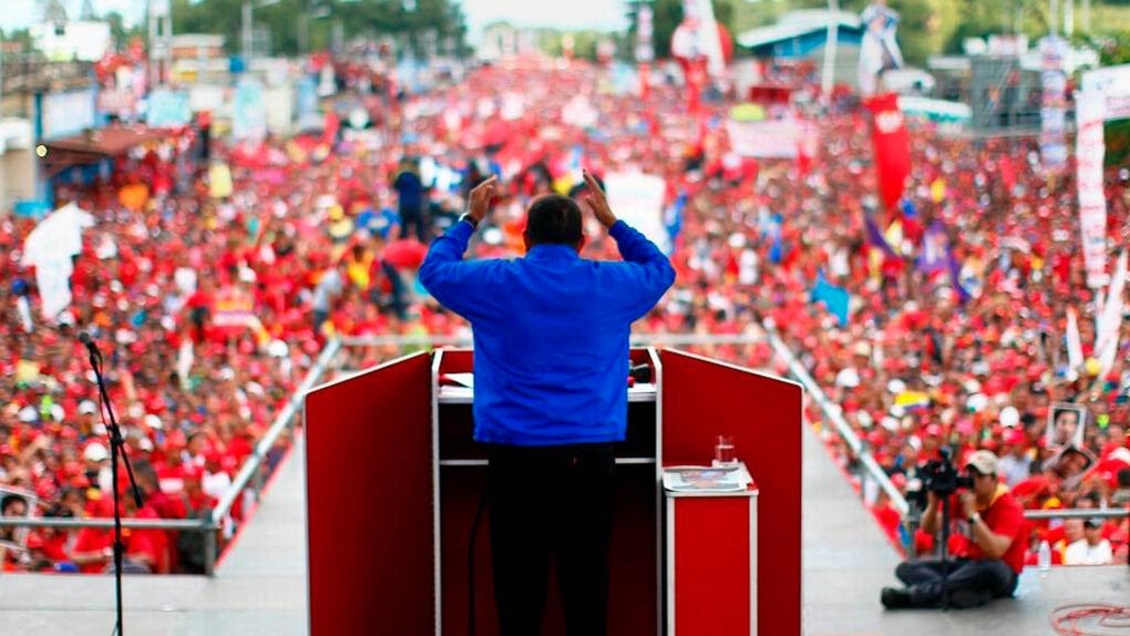 Un líder se dirige a las masas