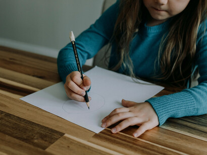 Esta modalidad educativa integra estrategias compensatorias, preventivas, terapéuticas, normalizadoras e integradoras para sostener tanto el progreso académico como el bienestar emocional del alumno