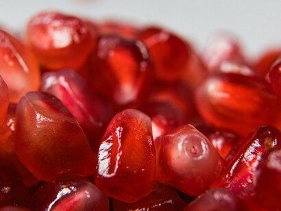 Sementes de romã. Posso ajudar em situações importantes do corpo, como coração, pâncreas, garganta, até prevenção de alguns tipos de câncer e o mal de Alzheimer, sem contar que ajudo a controlar pressão arterial e colesterol. Tem a ver com ações anti-inflamatórias e antioxidantes que proporciono se adicionado à dieta saudável. Os nutricionistas reconhecem muito bem minha composição e conseguem me valorizar por isso. Mas todo mundo só lembra de mim no fim do ano e no começo de janeiro