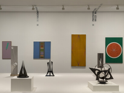 Varios artistas, Moderno y MetaModerno, vista de exhibición. Cortesía del Museo de Arte Moderno de Buenos Aires