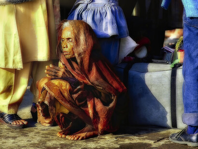 India – Anziana in preghiera a Varanasi, foto Sergio Pessolano