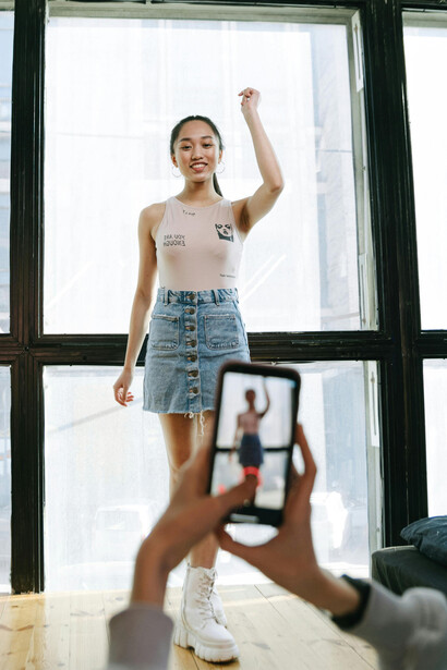 Conteúdo para redes sociais. Recursos como stories, reels e IGTV possibilitam aos usuários compartilhar conteúdo de moda de maneira criativa e dinâmica