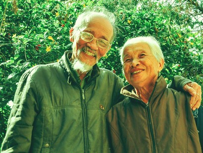 Coppia di anziani sorridenti