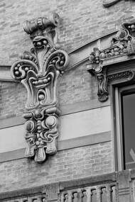 Decori in cemento dalle forme floreali e naturalistiche, di volti di donna o di nastri morbidi di epoca Liberty
