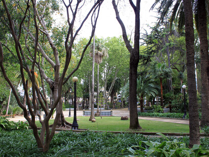 Volver a Algeciras Al-Yazirat Al-Hadra (la Isla Verde), la primera ciudad fundada en la península ibérica por los conquistadores musulmanes en 712, es siempre una satisfacción, sobre todo cuando declina el sol y los ruidos del puerto son un runrún...Vista del Parque María Cristina de la localidad andaluza de Algeciras, Cadiz, España