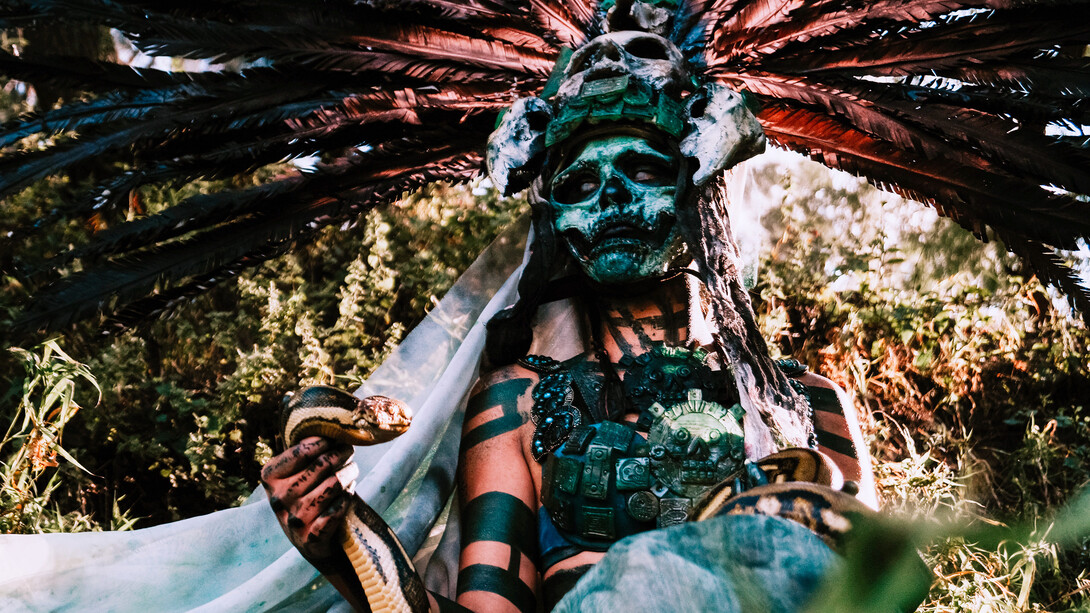 Le serpent dans le mythe Fon. Si les singes oublient de le nourrir, le serpent sera obligé de manger sa queue, alors, la terre, dont la charge d'hommes et de maisons s'est accrue depuis le commencement, s'enfoncera dans l'océan : ce sera la fin du monde