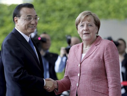 Merkel con el representante chino en una cumbre reciente sobre el cambio climático