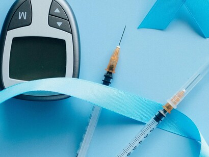 Glicosímetro. Em muitos locais, a telemedicina pode ser a chave para superar barreiras geográficas e socioeconômicas, permitindo que populações remotas recebam a assistência que precisam