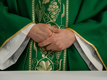 Padre celebra missa. Em seguida é anunciado o nome do cardeal eleito, neste caso o cardeal Robert Francis Prevost, e o nome que ele passa a assumir, neste caso Leão XIV