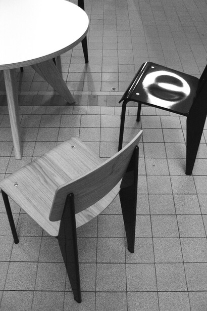 Chaise de Jean Prouvé. Chaise populaire de type Standard « classique », avec ses jambes en acier aplati, sur laquelle de nombreux fessiers d’écoliers ont appris leurs leçons, de 1934 à nos jours © Par Patrick.charpiat - Travail personnel, CC BY 3.0