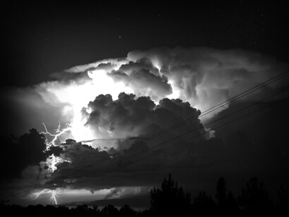 Un relámpago ilumina el interior de unas nubes